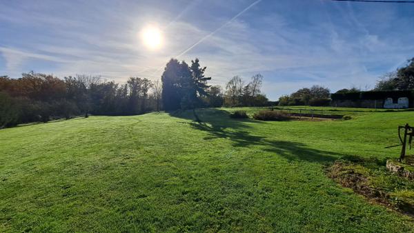 Maison en pierre sur joli terrain arboré et vallonné à Saint Martin des Fontaines