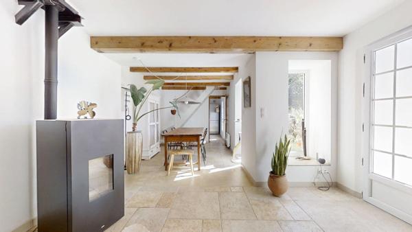 Sanary sur Mer, jolie maison rénovée en pierre de 100 m2 habitables sur 1200 m2 de terrain, cadre campagne et au calme absolu, vue panoramique et apercu mer !!!