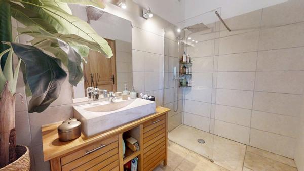 Sanary sur Mer, jolie maison rénovée en pierre de 100 m2 habitables sur 1200 m2 de terrain, cadre campagne et au calme absolu, vue panoramique et apercu mer !!!