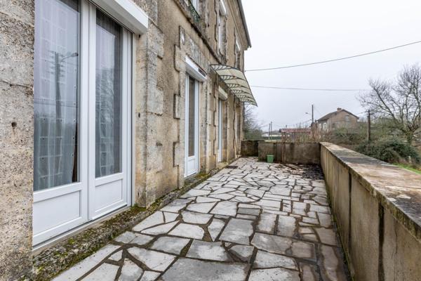 Ancienne école rénovée dans les années 80 – 130 m² – Terrain clos de 1 743 m²