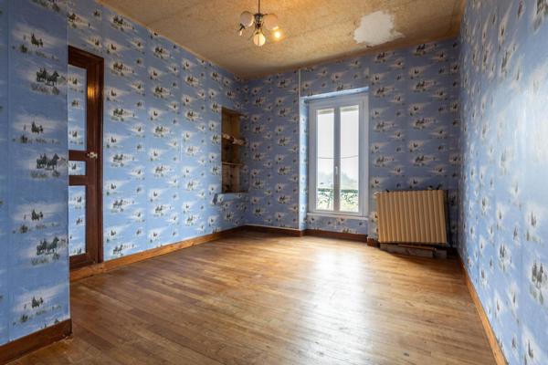 Ancienne école rénovée dans les années 80 – 130 m² – Terrain clos de 1 743 m²