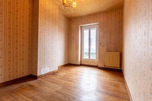 Ancienne école rénovée dans les années 80 – 130 m² – Terrain clos de 1 743 m²