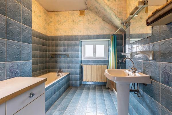 Ancienne école rénovée dans les années 80 – 130 m² – Terrain clos de 1 743 m²