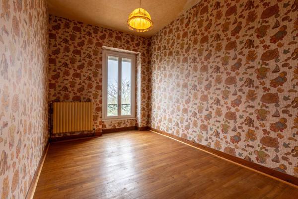 Ancienne école rénovée dans les années 80 – 130 m² – Terrain clos de 1 743 m²