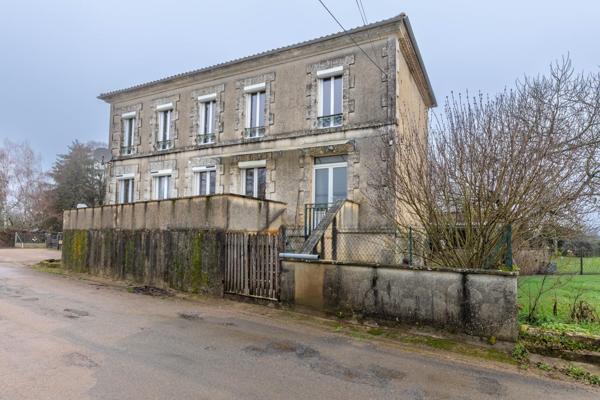 Ancienne école rénovée dans les années 80 – 130 m² – Terrain clos de 1 743 m²