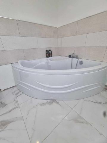 Pavillon indépendant avec garage et terrain