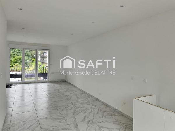 Immeuble Mixte comprenant duplex de 82 m2 et local commercial indépendant de 50 M2 avec cour privative.