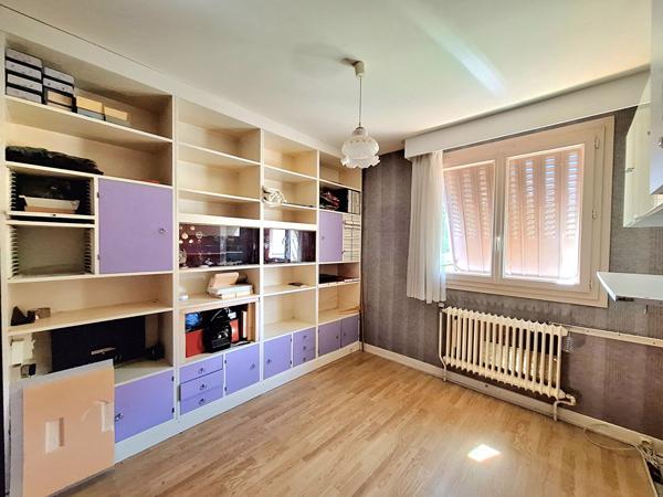A vendre maison 141 m2 à fort potentiel et idéalement placée à Domérat équipé d'un ascenseur. Domérat
