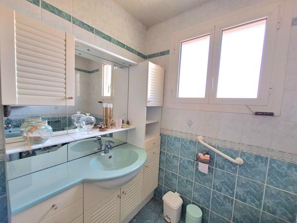 A vendre maison 141 m2 à fort potentiel et idéalement placée à Domérat équipé d'un ascenseur. Domérat