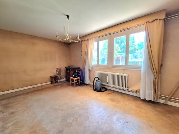 A vendre maison 141 m2 à fort potentiel et idéalement placée à Domérat équipé d'un ascenseur. Domérat
