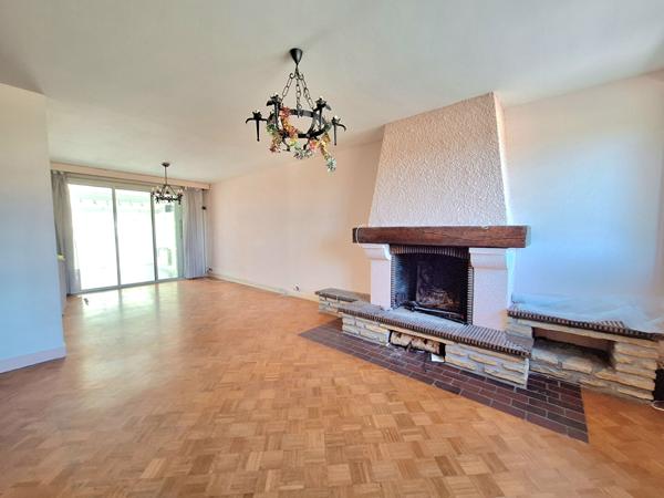 A vendre maison 141 m2 à fort potentiel et idéalement placée à Domérat équipé d'un ascenseur. Domérat