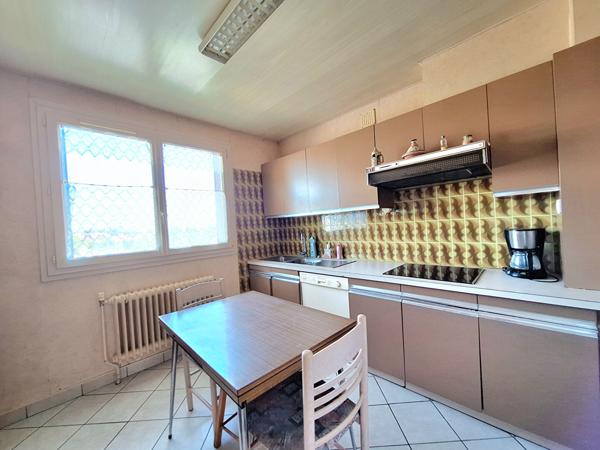 A vendre maison 141 m2 à fort potentiel et idéalement placée à Domérat équipé d'un ascenseur. Domérat