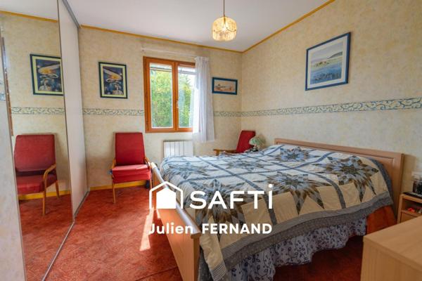 Maison plain-pied avec double garage, véranda et jardin