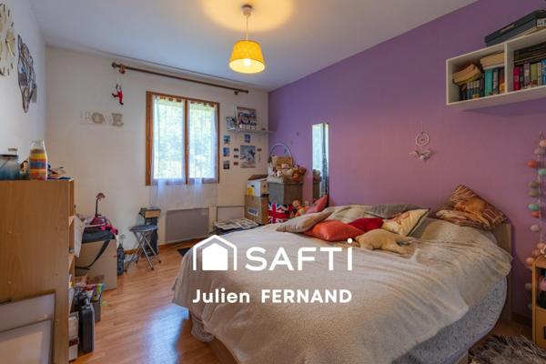 Maison plain-pied avec double garage, véranda et jardin