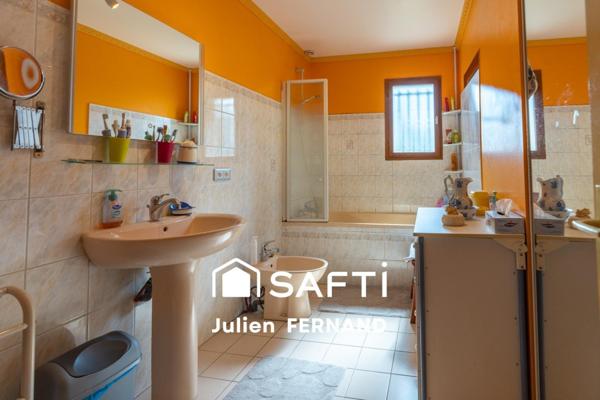 Maison plain-pied avec double garage, véranda et jardin