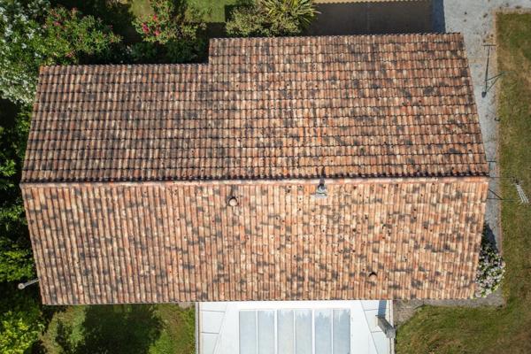 Maison plain-pied avec double garage, véranda et jardin