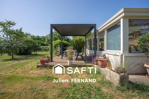 Maison plain-pied avec double garage, véranda et jardin