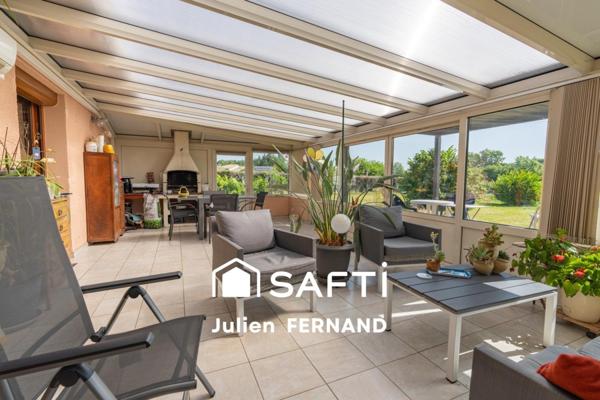 Maison plain-pied avec double garage, véranda et jardin