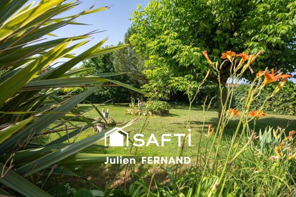 Maison plain-pied avec double garage, véranda et jardin