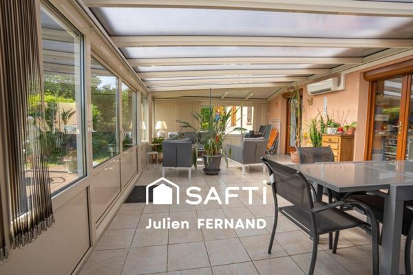 Maison plain-pied avec double garage, véranda et jardin