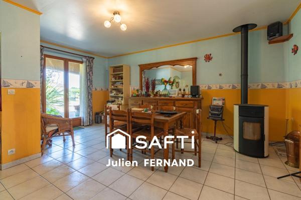 Maison plain-pied avec double garage, véranda et jardin