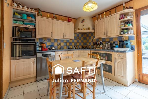 Maison plain-pied avec double garage, véranda et jardin