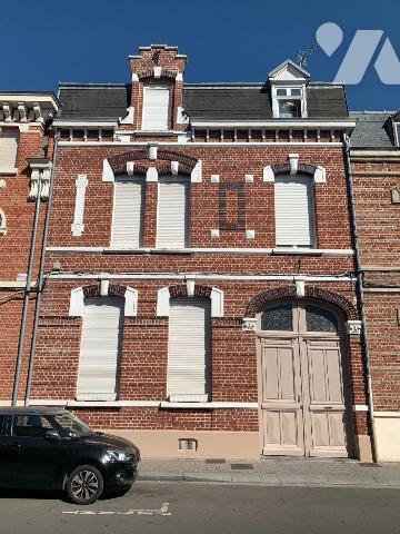 Maison de ville en parfait état:
- Rez-de-chaussée; entrée, séjour, salle à manger, cuisine en...