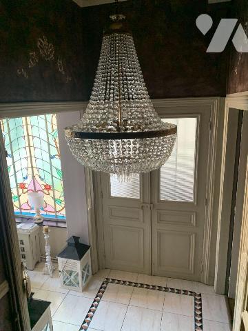 Maison de ville en parfait état:
- Rez-de-chaussée; entrée, séjour, salle à manger, cuisine en...
