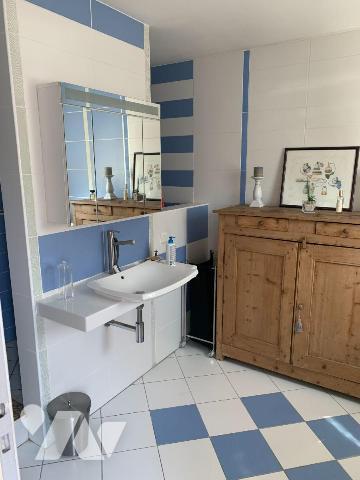 Maison de ville en parfait état:
- Rez-de-chaussée; entrée, séjour, salle à manger, cuisine en...