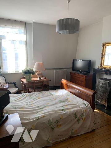 Maison de ville en parfait état:
- Rez-de-chaussée; entrée, séjour, salle à manger, cuisine en...