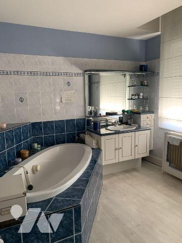 Maison de ville en parfait état:
- Rez-de-chaussée; entrée, séjour, salle à manger, cuisine en...