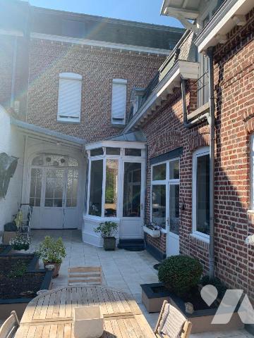 Maison de ville en parfait état:
- Rez-de-chaussée; entrée, séjour, salle à manger, cuisine en...