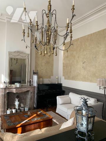 Maison de ville en parfait état:
- Rez-de-chaussée; entrée, séjour, salle à manger, cuisine en...