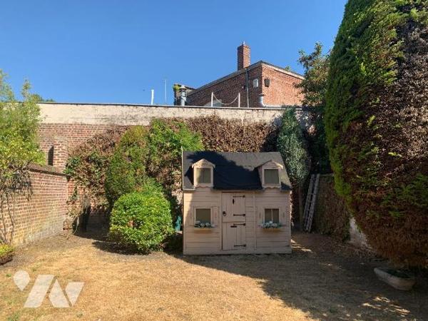 Maison de ville en parfait état:
- Rez-de-chaussée; entrée, séjour, salle à manger, cuisine en...