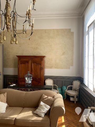 Maison de ville en parfait état:
- Rez-de-chaussée; entrée, séjour, salle à manger, cuisine en...