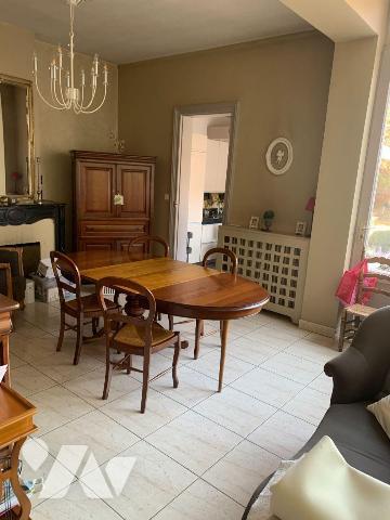 Maison de ville en parfait état:
- Rez-de-chaussée; entrée, séjour, salle à manger, cuisine en...