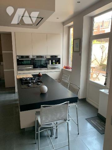 Maison de ville en parfait état:
- Rez-de-chaussée; entrée, séjour, salle à manger, cuisine en...