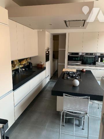 Maison de ville en parfait état:
- Rez-de-chaussée; entrée, séjour, salle à manger, cuisine en...