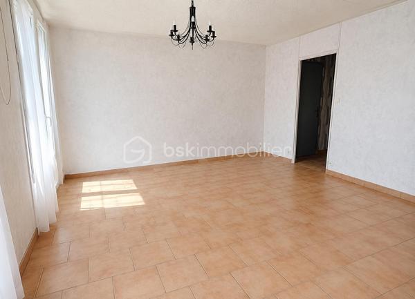 À seulement quelques minutes de Reims, venez découvrir cette agréable maison de 92,27 m², située dans un quartier résidentiel calme de Bétheny, une commune particulièrement appréciée pour sa qualité de vie, ses commerces, ses écoles et sa proximité immédiate avec Reims.
Dès l'entrée, vous découvrirez une maison fonctionnelle et lumineuse comprenant une entrée, un séjour convivial, une cuisine équipée indépendante, l’étage est composé de trois chambres, une salle de bains, des WC séparés.
 La maison dispose d’un garage. Une distribution idéale pour accueillir une famille ou un jeune couple en quête d'un cadre de vie agréable.
À l'extérieur, le jardin privatif de 146 m² constitue un véritable prolongement de la pièce de vie.
Vous pourrez y aménager une terrasse pour les beaux jours, un espace détente, un coin repas ou encore un jardin fleuri. Un extérieur agréable à vivre et facile à entretenir, idéal pour profiter des beaux jours en famille ou entre amis.
La maison est habitable immédiatement et ne nécessite pas de gros travaux. Les améliorations à prévoir concernent principalement un rafraîchissement et une remise au goût du jour, vous laissant la liberté de personnaliser les lieux selon vos envies.
Pour ceux qui souhaitent aller plus loin dans l'optimisation du confort, une amélioration de l'isolation pourrait permettre d'améliorer les performances énergétiques du logement et de viser un passage du DPE D vers une classification C.
Son emplacement est un véritable atout : vous bénéficierez d'un environnement calme tout en restant à proximité des écoles, des commerces, des services, des transports et des principaux axes permettant de rejoindre rapidement Reims.
Une maison idéale pour créer de nouveaux souvenirs dans un secteur où les biens sont particulièrement recherchés.

Une visite vous permettra d'apprécier tout son potentiel. Contactez-moi dès aujourd'hui pour plus d'informations ou pour organiser une visite.