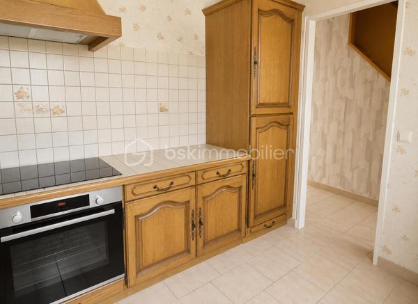 À seulement quelques minutes de Reims, venez découvrir cette agréable maison de 92,27 m², située dans un quartier résidentiel calme de Bétheny, une commune particulièrement appréciée pour sa qualité de vie, ses commerces, ses écoles et sa proximité immédiate avec Reims.
Dès l'entrée, vous découvrirez une maison fonctionnelle et lumineuse comprenant une entrée, un séjour convivial, une cuisine équipée indépendante, l’étage est composé de trois chambres, une salle de bains, des WC séparés.
 La maison dispose d’un garage. Une distribution idéale pour accueillir une famille ou un jeune couple en quête d'un cadre de vie agréable.
À l'extérieur, le jardin privatif de 146 m² constitue un véritable prolongement de la pièce de vie.
Vous pourrez y aménager une terrasse pour les beaux jours, un espace détente, un coin repas ou encore un jardin fleuri. Un extérieur agréable à vivre et facile à entretenir, idéal pour profiter des beaux jours en famille ou entre amis.
La maison est habitable immédiatement et ne nécessite pas de gros travaux. Les améliorations à prévoir concernent principalement un rafraîchissement et une remise au goût du jour, vous laissant la liberté de personnaliser les lieux selon vos envies.
Pour ceux qui souhaitent aller plus loin dans l'optimisation du confort, une amélioration de l'isolation pourrait permettre d'améliorer les performances énergétiques du logement et de viser un passage du DPE D vers une classification C.
Son emplacement est un véritable atout : vous bénéficierez d'un environnement calme tout en restant à proximité des écoles, des commerces, des services, des transports et des principaux axes permettant de rejoindre rapidement Reims.
Une maison idéale pour créer de nouveaux souvenirs dans un secteur où les biens sont particulièrement recherchés.

Une visite vous permettra d'apprécier tout son potentiel. Contactez-moi dès aujourd'hui pour plus d'informations ou pour organiser une visite.