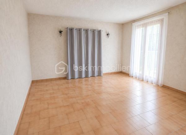 À seulement quelques minutes de Reims, venez découvrir cette agréable maison de 92,27 m², située dans un quartier résidentiel calme de Bétheny, une commune particulièrement appréciée pour sa qualité de vie, ses commerces, ses écoles et sa proximité immédiate avec Reims.
Dès l'entrée, vous découvrirez une maison fonctionnelle et lumineuse comprenant une entrée, un séjour convivial, une cuisine équipée indépendante, l’étage est composé de trois chambres, une salle de bains, des WC séparés.
 La maison dispose d’un garage. Une distribution idéale pour accueillir une famille ou un jeune couple en quête d'un cadre de vie agréable.
À l'extérieur, le jardin privatif de 146 m² constitue un véritable prolongement de la pièce de vie.
Vous pourrez y aménager une terrasse pour les beaux jours, un espace détente, un coin repas ou encore un jardin fleuri. Un extérieur agréable à vivre et facile à entretenir, idéal pour profiter des beaux jours en famille ou entre amis.
La maison est habitable immédiatement et ne nécessite pas de gros travaux. Les améliorations à prévoir concernent principalement un rafraîchissement et une remise au goût du jour, vous laissant la liberté de personnaliser les lieux selon vos envies.
Pour ceux qui souhaitent aller plus loin dans l'optimisation du confort, une amélioration de l'isolation pourrait permettre d'améliorer les performances énergétiques du logement et de viser un passage du DPE D vers une classification C.
Son emplacement est un véritable atout : vous bénéficierez d'un environnement calme tout en restant à proximité des écoles, des commerces, des services, des transports et des principaux axes permettant de rejoindre rapidement Reims.
Une maison idéale pour créer de nouveaux souvenirs dans un secteur où les biens sont particulièrement recherchés.

Une visite vous permettra d'apprécier tout son potentiel. Contactez-moi dès aujourd'hui pour plus d'informations ou pour organiser une visite.
