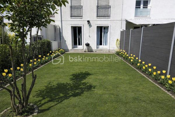À seulement quelques minutes de Reims, venez découvrir cette agréable maison de 92,27 m², située dans un quartier résidentiel calme de Bétheny, une commune particulièrement appréciée pour sa qualité de vie, ses commerces, ses écoles et sa proximité immédiate avec Reims.
Dès l'entrée, vous découvrirez une maison fonctionnelle et lumineuse comprenant une entrée, un séjour convivial, une cuisine équipée indépendante, l’étage est composé de trois chambres, une salle de bains, des WC séparés.
 La maison dispose d’un garage. Une distribution idéale pour accueillir une famille ou un jeune couple en quête d'un cadre de vie agréable.
À l'extérieur, le jardin privatif de 146 m² constitue un véritable prolongement de la pièce de vie.
Vous pourrez y aménager une terrasse pour les beaux jours, un espace détente, un coin repas ou encore un jardin fleuri. Un extérieur agréable à vivre et facile à entretenir, idéal pour profiter des beaux jours en famille ou entre amis.
La maison est habitable immédiatement et ne nécessite pas de gros travaux. Les améliorations à prévoir concernent principalement un rafraîchissement et une remise au goût du jour, vous laissant la liberté de personnaliser les lieux selon vos envies.
Pour ceux qui souhaitent aller plus loin dans l'optimisation du confort, une amélioration de l'isolation pourrait permettre d'améliorer les performances énergétiques du logement et de viser un passage du DPE D vers une classification C.
Son emplacement est un véritable atout : vous bénéficierez d'un environnement calme tout en restant à proximité des écoles, des commerces, des services, des transports et des principaux axes permettant de rejoindre rapidement Reims.
Une maison idéale pour créer de nouveaux souvenirs dans un secteur où les biens sont particulièrement recherchés.

Une visite vous permettra d'apprécier tout son potentiel. Contactez-moi dès aujourd'hui pour plus d'informations ou pour organiser une visite.