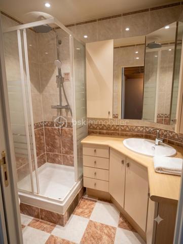 À seulement quelques minutes de Reims, venez découvrir cette agréable maison de 92,27 m², située dans un quartier résidentiel calme de Bétheny, une commune particulièrement appréciée pour sa qualité de vie, ses commerces, ses écoles et sa proximité immédiate avec Reims.
Dès l'entrée, vous découvrirez une maison fonctionnelle et lumineuse comprenant une entrée, un séjour convivial, une cuisine équipée indépendante, l’étage est composé de trois chambres, une salle de bains, des WC séparés.
 La maison dispose d’un garage. Une distribution idéale pour accueillir une famille ou un jeune couple en quête d'un cadre de vie agréable.
À l'extérieur, le jardin privatif de 146 m² constitue un véritable prolongement de la pièce de vie.
Vous pourrez y aménager une terrasse pour les beaux jours, un espace détente, un coin repas ou encore un jardin fleuri. Un extérieur agréable à vivre et facile à entretenir, idéal pour profiter des beaux jours en famille ou entre amis.
La maison est habitable immédiatement et ne nécessite pas de gros travaux. Les améliorations à prévoir concernent principalement un rafraîchissement et une remise au goût du jour, vous laissant la liberté de personnaliser les lieux selon vos envies.
Pour ceux qui souhaitent aller plus loin dans l'optimisation du confort, une amélioration de l'isolation pourrait permettre d'améliorer les performances énergétiques du logement et de viser un passage du DPE D vers une classification C.
Son emplacement est un véritable atout : vous bénéficierez d'un environnement calme tout en restant à proximité des écoles, des commerces, des services, des transports et des principaux axes permettant de rejoindre rapidement Reims.
Une maison idéale pour créer de nouveaux souvenirs dans un secteur où les biens sont particulièrement recherchés.

Une visite vous permettra d'apprécier tout son potentiel. Contactez-moi dès aujourd'hui pour plus d'informations ou pour organiser une visite.