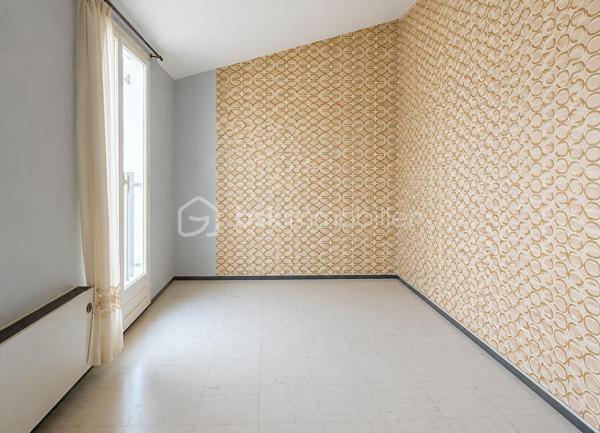 À seulement quelques minutes de Reims, venez découvrir cette agréable maison de 92,27 m², située dans un quartier résidentiel calme de Bétheny, une commune particulièrement appréciée pour sa qualité de vie, ses commerces, ses écoles et sa proximité immédiate avec Reims.
Dès l'entrée, vous découvrirez une maison fonctionnelle et lumineuse comprenant une entrée, un séjour convivial, une cuisine équipée indépendante, l’étage est composé de trois chambres, une salle de bains, des WC séparés.
 La maison dispose d’un garage. Une distribution idéale pour accueillir une famille ou un jeune couple en quête d'un cadre de vie agréable.
À l'extérieur, le jardin privatif de 146 m² constitue un véritable prolongement de la pièce de vie.
Vous pourrez y aménager une terrasse pour les beaux jours, un espace détente, un coin repas ou encore un jardin fleuri. Un extérieur agréable à vivre et facile à entretenir, idéal pour profiter des beaux jours en famille ou entre amis.
La maison est habitable immédiatement et ne nécessite pas de gros travaux. Les améliorations à prévoir concernent principalement un rafraîchissement et une remise au goût du jour, vous laissant la liberté de personnaliser les lieux selon vos envies.
Pour ceux qui souhaitent aller plus loin dans l'optimisation du confort, une amélioration de l'isolation pourrait permettre d'améliorer les performances énergétiques du logement et de viser un passage du DPE D vers une classification C.
Son emplacement est un véritable atout : vous bénéficierez d'un environnement calme tout en restant à proximité des écoles, des commerces, des services, des transports et des principaux axes permettant de rejoindre rapidement Reims.
Une maison idéale pour créer de nouveaux souvenirs dans un secteur où les biens sont particulièrement recherchés.

Une visite vous permettra d'apprécier tout son potentiel. Contactez-moi dès aujourd'hui pour plus d'informations ou pour organiser une visite.