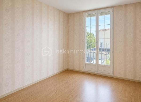 À seulement quelques minutes de Reims, venez découvrir cette agréable maison de 92,27 m², située dans un quartier résidentiel calme de Bétheny, une commune particulièrement appréciée pour sa qualité de vie, ses commerces, ses écoles et sa proximité immédiate avec Reims.
Dès l'entrée, vous découvrirez une maison fonctionnelle et lumineuse comprenant une entrée, un séjour convivial, une cuisine équipée indépendante, l’étage est composé de trois chambres, une salle de bains, des WC séparés.
 La maison dispose d’un garage. Une distribution idéale pour accueillir une famille ou un jeune couple en quête d'un cadre de vie agréable.
À l'extérieur, le jardin privatif de 146 m² constitue un véritable prolongement de la pièce de vie.
Vous pourrez y aménager une terrasse pour les beaux jours, un espace détente, un coin repas ou encore un jardin fleuri. Un extérieur agréable à vivre et facile à entretenir, idéal pour profiter des beaux jours en famille ou entre amis.
La maison est habitable immédiatement et ne nécessite pas de gros travaux. Les améliorations à prévoir concernent principalement un rafraîchissement et une remise au goût du jour, vous laissant la liberté de personnaliser les lieux selon vos envies.
Pour ceux qui souhaitent aller plus loin dans l'optimisation du confort, une amélioration de l'isolation pourrait permettre d'améliorer les performances énergétiques du logement et de viser un passage du DPE D vers une classification C.
Son emplacement est un véritable atout : vous bénéficierez d'un environnement calme tout en restant à proximité des écoles, des commerces, des services, des transports et des principaux axes permettant de rejoindre rapidement Reims.
Une maison idéale pour créer de nouveaux souvenirs dans un secteur où les biens sont particulièrement recherchés.

Une visite vous permettra d'apprécier tout son potentiel. Contactez-moi dès aujourd'hui pour plus d'informations ou pour organiser une visite.