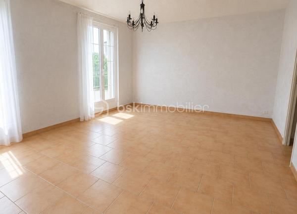 À seulement quelques minutes de Reims, venez découvrir cette agréable maison de 92,27 m², située dans un quartier résidentiel calme de Bétheny, une commune particulièrement appréciée pour sa qualité de vie, ses commerces, ses écoles et sa proximité immédiate avec Reims.
Dès l'entrée, vous découvrirez une maison fonctionnelle et lumineuse comprenant une entrée, un séjour convivial, une cuisine équipée indépendante, l’étage est composé de trois chambres, une salle de bains, des WC séparés.
 La maison dispose d’un garage. Une distribution idéale pour accueillir une famille ou un jeune couple en quête d'un cadre de vie agréable.
À l'extérieur, le jardin privatif de 146 m² constitue un véritable prolongement de la pièce de vie.
Vous pourrez y aménager une terrasse pour les beaux jours, un espace détente, un coin repas ou encore un jardin fleuri. Un extérieur agréable à vivre et facile à entretenir, idéal pour profiter des beaux jours en famille ou entre amis.
La maison est habitable immédiatement et ne nécessite pas de gros travaux. Les améliorations à prévoir concernent principalement un rafraîchissement et une remise au goût du jour, vous laissant la liberté de personnaliser les lieux selon vos envies.
Pour ceux qui souhaitent aller plus loin dans l'optimisation du confort, une amélioration de l'isolation pourrait permettre d'améliorer les performances énergétiques du logement et de viser un passage du DPE D vers une classification C.
Son emplacement est un véritable atout : vous bénéficierez d'un environnement calme tout en restant à proximité des écoles, des commerces, des services, des transports et des principaux axes permettant de rejoindre rapidement Reims.
Une maison idéale pour créer de nouveaux souvenirs dans un secteur où les biens sont particulièrement recherchés.

Une visite vous permettra d'apprécier tout son potentiel. Contactez-moi dès aujourd'hui pour plus d'informations ou pour organiser une visite.