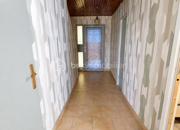 À seulement quelques minutes de Reims, venez découvrir cette agréable maison de 92,27 m², située dans un quartier résidentiel calme de Bétheny, une commune particulièrement appréciée pour sa qualité de vie, ses commerces, ses écoles et sa proximité immédiate avec Reims.
Dès l'entrée, vous découvrirez une maison fonctionnelle et lumineuse comprenant une entrée, un séjour convivial, une cuisine équipée indépendante, l’étage est composé de trois chambres, une salle de bains, des WC séparés.
 La maison dispose d’un garage. Une distribution idéale pour accueillir une famille ou un jeune couple en quête d'un cadre de vie agréable.
À l'extérieur, le jardin privatif de 146 m² constitue un véritable prolongement de la pièce de vie.
Vous pourrez y aménager une terrasse pour les beaux jours, un espace détente, un coin repas ou encore un jardin fleuri. Un extérieur agréable à vivre et facile à entretenir, idéal pour profiter des beaux jours en famille ou entre amis.
La maison est habitable immédiatement et ne nécessite pas de gros travaux. Les améliorations à prévoir concernent principalement un rafraîchissement et une remise au goût du jour, vous laissant la liberté de personnaliser les lieux selon vos envies.
Pour ceux qui souhaitent aller plus loin dans l'optimisation du confort, une amélioration de l'isolation pourrait permettre d'améliorer les performances énergétiques du logement et de viser un passage du DPE D vers une classification C.
Son emplacement est un véritable atout : vous bénéficierez d'un environnement calme tout en restant à proximité des écoles, des commerces, des services, des transports et des principaux axes permettant de rejoindre rapidement Reims.
Une maison idéale pour créer de nouveaux souvenirs dans un secteur où les biens sont particulièrement recherchés.

Une visite vous permettra d'apprécier tout son potentiel. Contactez-moi dès aujourd'hui pour plus d'informations ou pour organiser une visite.