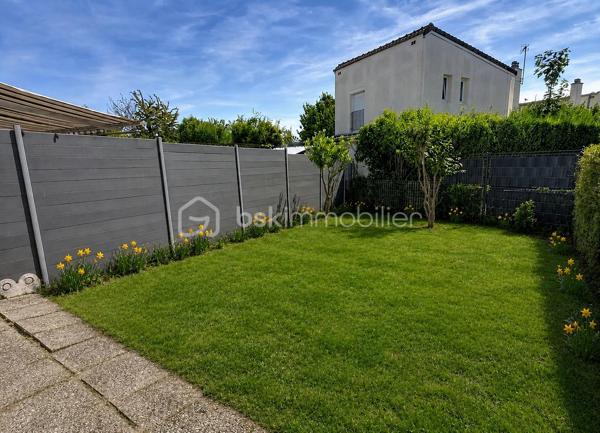 À seulement quelques minutes de Reims, venez découvrir cette agréable maison de 92,27 m², située dans un quartier résidentiel calme de Bétheny, une commune particulièrement appréciée pour sa qualité de vie, ses commerces, ses écoles et sa proximité immédiate avec Reims.
Dès l'entrée, vous découvrirez une maison fonctionnelle et lumineuse comprenant une entrée, un séjour convivial, une cuisine équipée indépendante, l’étage est composé de trois chambres, une salle de bains, des WC séparés.
 La maison dispose d’un garage. Une distribution idéale pour accueillir une famille ou un jeune couple en quête d'un cadre de vie agréable.
À l'extérieur, le jardin privatif de 146 m² constitue un véritable prolongement de la pièce de vie.
Vous pourrez y aménager une terrasse pour les beaux jours, un espace détente, un coin repas ou encore un jardin fleuri. Un extérieur agréable à vivre et facile à entretenir, idéal pour profiter des beaux jours en famille ou entre amis.
La maison est habitable immédiatement et ne nécessite pas de gros travaux. Les améliorations à prévoir concernent principalement un rafraîchissement et une remise au goût du jour, vous laissant la liberté de personnaliser les lieux selon vos envies.
Pour ceux qui souhaitent aller plus loin dans l'optimisation du confort, une amélioration de l'isolation pourrait permettre d'améliorer les performances énergétiques du logement et de viser un passage du DPE D vers une classification C.
Son emplacement est un véritable atout : vous bénéficierez d'un environnement calme tout en restant à proximité des écoles, des commerces, des services, des transports et des principaux axes permettant de rejoindre rapidement Reims.
Une maison idéale pour créer de nouveaux souvenirs dans un secteur où les biens sont particulièrement recherchés.

Une visite vous permettra d'apprécier tout son potentiel. Contactez-moi dès aujourd'hui pour plus d'informations ou pour organiser une visite.