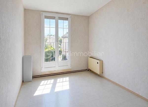 À seulement quelques minutes de Reims, venez découvrir cette agréable maison de 92,27 m², située dans un quartier résidentiel calme de Bétheny, une commune particulièrement appréciée pour sa qualité de vie, ses commerces, ses écoles et sa proximité immédiate avec Reims.
Dès l'entrée, vous découvrirez une maison fonctionnelle et lumineuse comprenant une entrée, un séjour convivial, une cuisine équipée indépendante, l’étage est composé de trois chambres, une salle de bains, des WC séparés.
 La maison dispose d’un garage. Une distribution idéale pour accueillir une famille ou un jeune couple en quête d'un cadre de vie agréable.
À l'extérieur, le jardin privatif de 146 m² constitue un véritable prolongement de la pièce de vie.
Vous pourrez y aménager une terrasse pour les beaux jours, un espace détente, un coin repas ou encore un jardin fleuri. Un extérieur agréable à vivre et facile à entretenir, idéal pour profiter des beaux jours en famille ou entre amis.
La maison est habitable immédiatement et ne nécessite pas de gros travaux. Les améliorations à prévoir concernent principalement un rafraîchissement et une remise au goût du jour, vous laissant la liberté de personnaliser les lieux selon vos envies.
Pour ceux qui souhaitent aller plus loin dans l'optimisation du confort, une amélioration de l'isolation pourrait permettre d'améliorer les performances énergétiques du logement et de viser un passage du DPE D vers une classification C.
Son emplacement est un véritable atout : vous bénéficierez d'un environnement calme tout en restant à proximité des écoles, des commerces, des services, des transports et des principaux axes permettant de rejoindre rapidement Reims.
Une maison idéale pour créer de nouveaux souvenirs dans un secteur où les biens sont particulièrement recherchés.

Une visite vous permettra d'apprécier tout son potentiel. Contactez-moi dès aujourd'hui pour plus d'informations ou pour organiser une visite.