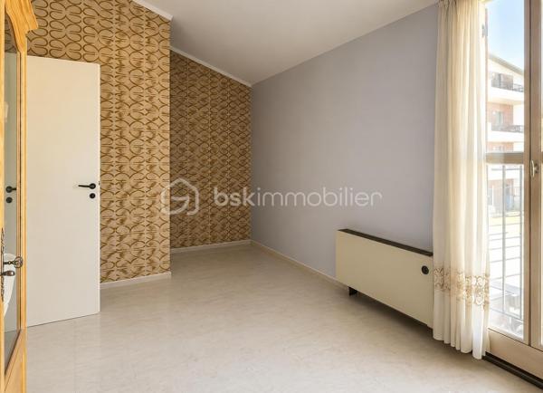 À seulement quelques minutes de Reims, venez découvrir cette agréable maison de 92,27 m², située dans un quartier résidentiel calme de Bétheny, une commune particulièrement appréciée pour sa qualité de vie, ses commerces, ses écoles et sa proximité immédiate avec Reims.
Dès l'entrée, vous découvrirez une maison fonctionnelle et lumineuse comprenant une entrée, un séjour convivial, une cuisine équipée indépendante, l’étage est composé de trois chambres, une salle de bains, des WC séparés.
 La maison dispose d’un garage. Une distribution idéale pour accueillir une famille ou un jeune couple en quête d'un cadre de vie agréable.
À l'extérieur, le jardin privatif de 146 m² constitue un véritable prolongement de la pièce de vie.
Vous pourrez y aménager une terrasse pour les beaux jours, un espace détente, un coin repas ou encore un jardin fleuri. Un extérieur agréable à vivre et facile à entretenir, idéal pour profiter des beaux jours en famille ou entre amis.
La maison est habitable immédiatement et ne nécessite pas de gros travaux. Les améliorations à prévoir concernent principalement un rafraîchissement et une remise au goût du jour, vous laissant la liberté de personnaliser les lieux selon vos envies.
Pour ceux qui souhaitent aller plus loin dans l'optimisation du confort, une amélioration de l'isolation pourrait permettre d'améliorer les performances énergétiques du logement et de viser un passage du DPE D vers une classification C.
Son emplacement est un véritable atout : vous bénéficierez d'un environnement calme tout en restant à proximité des écoles, des commerces, des services, des transports et des principaux axes permettant de rejoindre rapidement Reims.
Une maison idéale pour créer de nouveaux souvenirs dans un secteur où les biens sont particulièrement recherchés.

Une visite vous permettra d'apprécier tout son potentiel. Contactez-moi dès aujourd'hui pour plus d'informations ou pour organiser une visite.